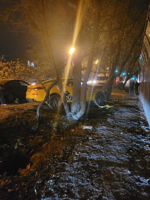 Таксист влетел в дерево на Щелковском шоссе ,повлекло за собой..