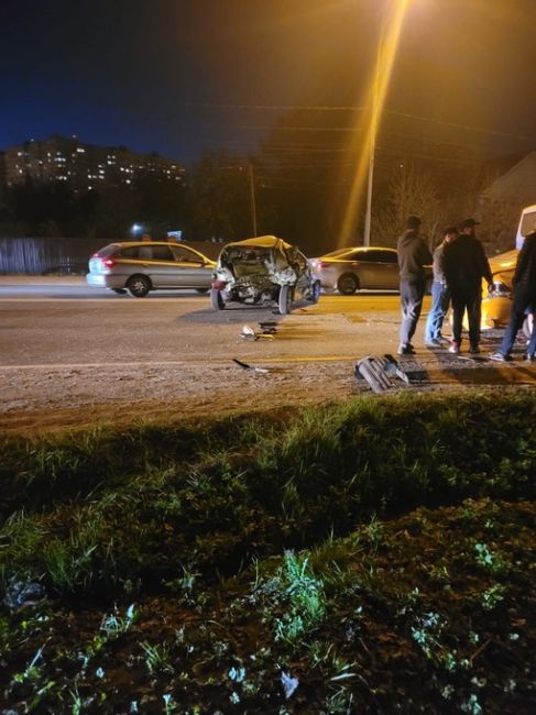 Таксист влетел в дерево на Щелковском шоссе ,повлекло за собой..