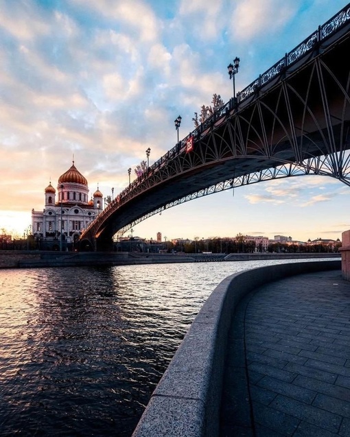 Начинаем день с весенних фотографий с Патриашева..