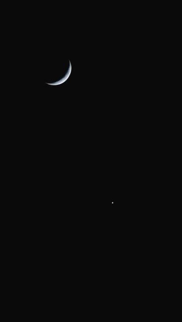 Сегодня можно наблюдать потрясающее явление — Луна и Венера..
