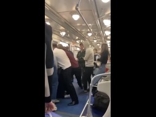 В Петербурге пассажир метро поднял руку на женщину

Инцидент произошёл сегодня днём в вагоне метро на..