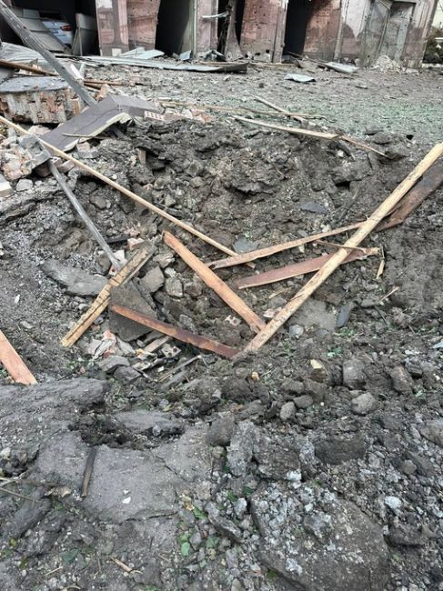 В центре Таганрога взорвалась ракета

Взрыв прогремел днём 28 июля возле кафе «Чехов сад» на Александровской..
