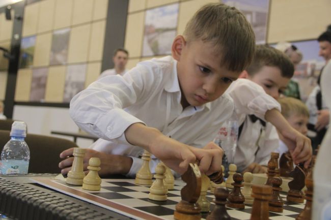 Как это мило. В Чкаловском районе воспитанники детских садов соревнуются в мастерстве по игре в шахматы...