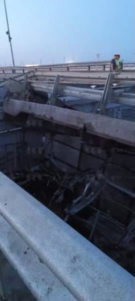 На Крымском мосту частично разрушен пролет в районе 145-й опоры.

Что известно к этому времени:

📌В 4:21 глава..