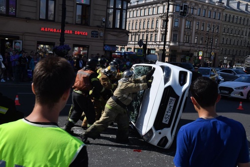 Легковой автомобиль кувырнулся на крышу на площади Восстания 
 
В центре Петербурга пожарным пришлось..