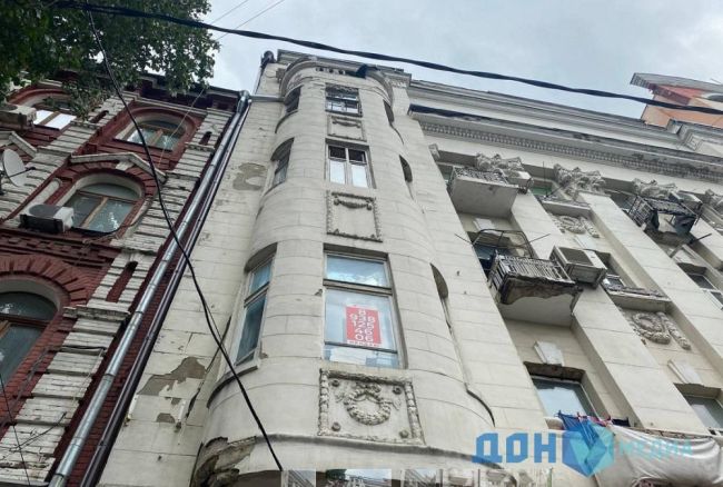 В центре Ростова продолжает разрушаться старинный дом на Чехова, 52. 

По словам очевидцев, фрагменты..