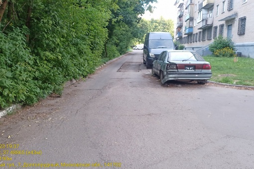 В начале лета сняли асфальт, но до сих пор не уложили новый, хотя рядом месяц назад бригада работала по..