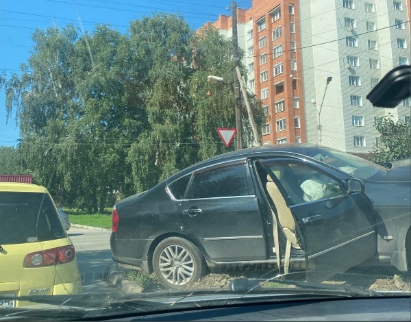 В Бердске Nissan снёс водонапорную колонку у перекрёстка Рогачева-Красноармейская. 

Кроме автомобиля и..