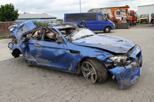 Вот что стало с BMW M5 после аварии на скорости 150 км/ч.

Водитель..