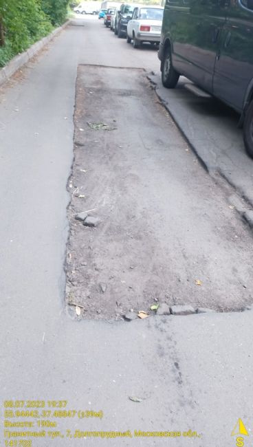 В начале лета сняли асфальт, но до сих пор не уложили новый, хотя рядом месяц назад бригада работала по..