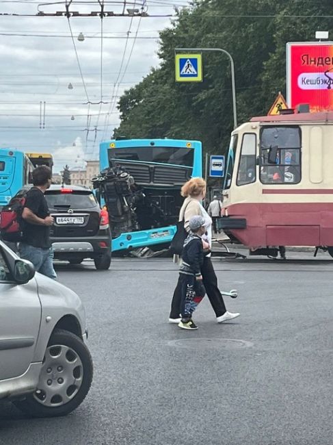 ДТП на пересечении Стачек и Трефолева. 
 
При этом две остальные полосы закрыты на ремонтные работы. Из-за..