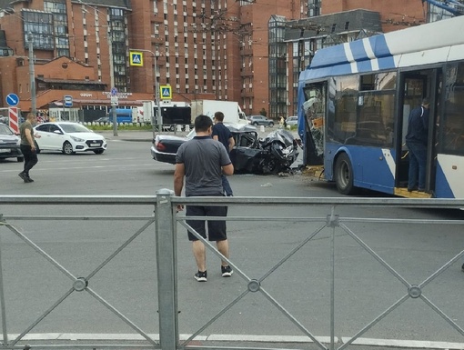 Три человека пострадали при столкновении троллейбуса и легковушки в Купчино.
 
ДТП произошло днем, 25 июля, на..