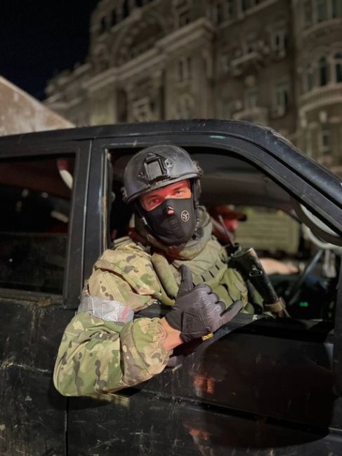 ⚡⚡ Здание штаба ЮВО в Ростове обложили мешками с песком. Они лежат в белых контейнерах, которые можно..