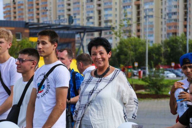 В Екатеринбурге почтили память детей-жертв войны в Донбассе. В Южном парке юные жители Екатеринбурга..