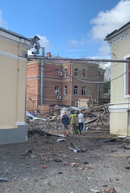 В центре Таганрога взорвалась ракета

Взрыв прогремел днём 28 июля возле кафе «Чехов сад» на Александровской..