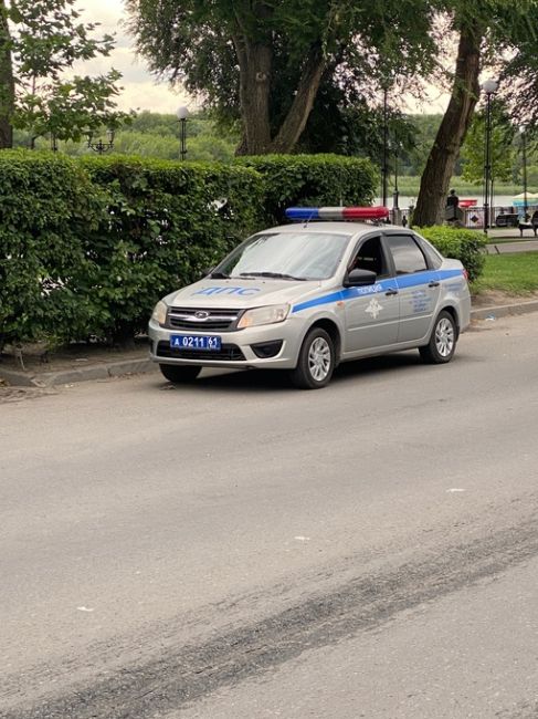 Ростовчанин утверждает, что инспекторы ГИБДД организовали выдачу авто с эвакуаторов прямо под..