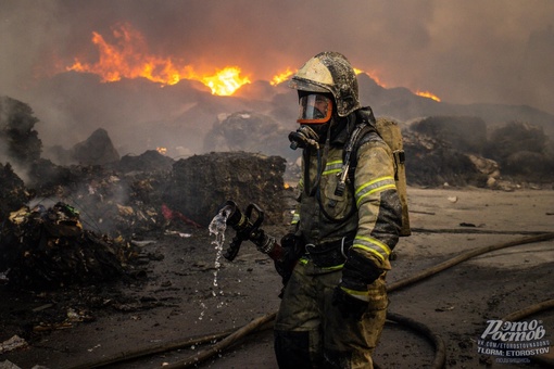 👨‍🚒 Спасатели сообщили о полной ликвидации пожара на складе макулатуры в промзоне Аксая. Пролив..