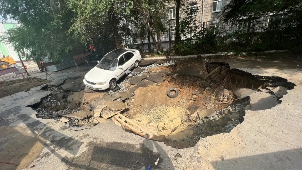 Асфальт под автомобилем продолжает разрушаться

В Железнодорожном районе Новосибирска по улице Вокзальная..