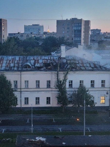 ️Сегодня утром в Москве были зафиксированы удары беспилотников по двум нежилым зданиям. 

Два украинских..