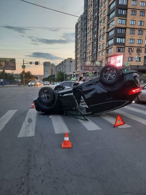 Столкнулись два автомобиля на Комарова, сообщают..