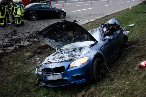 Вот что стало с BMW M5 после аварии на скорости 150 км/ч.

Водитель..