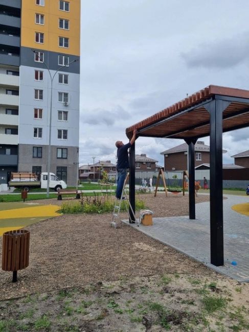 🐝 Рой пчел оккупировал детскую площадка в ЖК «Анкудиновский парк».

На место быстро приехали специалисты,..