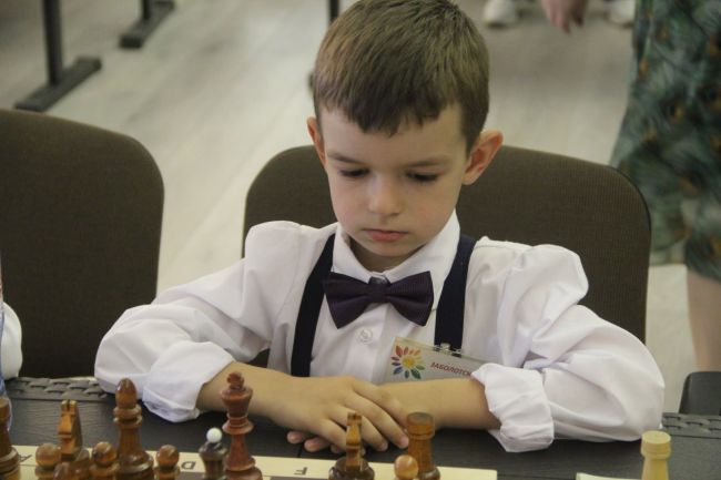 Как это мило. В Чкаловском районе воспитанники детских садов соревнуются в мастерстве по игре в шахматы...