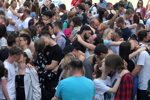 Поцелую — быть 

В парке «Швейцария» сегодня одновременно поцеловались 162 пары. 

Фото: Ольга Максимова
..