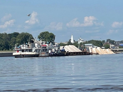 На Волге в районе Балахны тонула баржа

Как оказалось, она села на мель.

В транспортной прокуратуре..