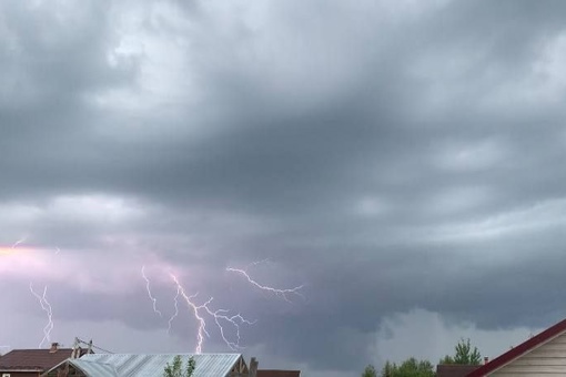 ⚡ Зевс решил популяться молниями. 
 
На видео попал момент удара молнии в здание на Котельнической..