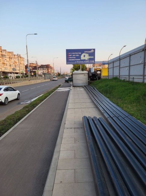 Жители улицы Московской сегодня вечером обнаружили на тротуаре вот эту вот странную конструкцию и длинные..