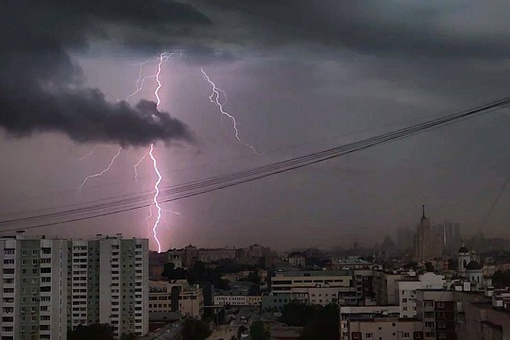 ⚡ Зевс решил популяться молниями. 
 
На видео попал момент удара молнии в здание на Котельнической..