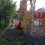 В парке Чуковского коммунальщики использовали ветки деревьев, чтобы заделать дыру в заборе и..