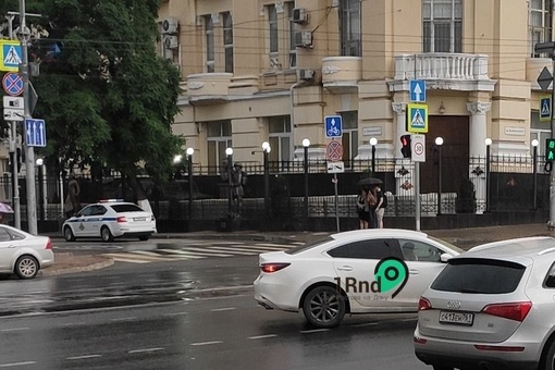 ⚡⚡ Здание штаба ЮВО в Ростове обложили мешками с песком. Они лежат в белых контейнерах, которые можно..