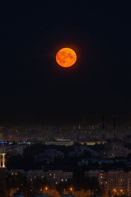 Красная Луна над Петербургом..