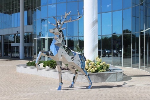 🦌 Теперь нижегородцев, которые летят в другие города и страны на самолетах, провожает вот такой..