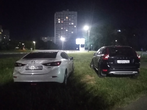 Отбитые автохамы устроили парковку прямо на газоне в районе пересечения проспекта Зорге и 339-й Стрелковой..