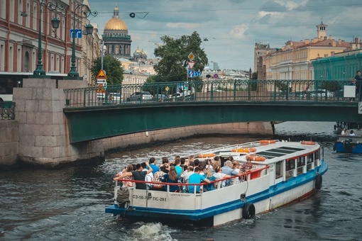 В Петербурге в августе стало возможно отправиться на экскурсию по рекам и каналам Санкт-Петербурга со..