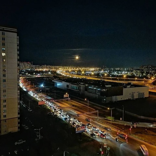 Красивая Луна над Петербургом..