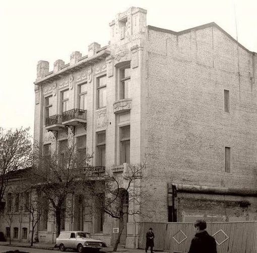 В Краснодаре реставрируют фасад дома купцов Аведовых (ул. Гимназическая, 61)

Делать из него современное..
