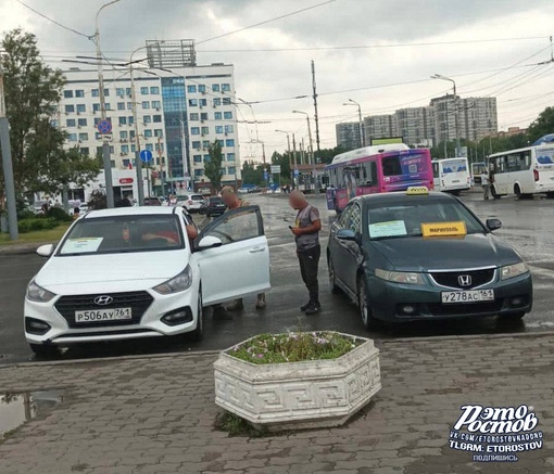 🚖 Подписчик паблика "Это Ростов!" требует разогнать банды нелегальных таксистов на Привокзальной..