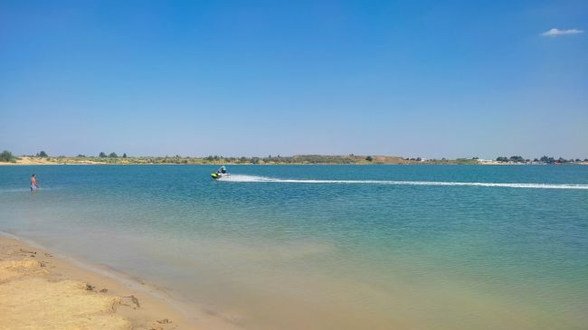 Аксайское Голубое озеро — одно из искусственных соленых озёр на месте старого песчаного карьера. Бывали..