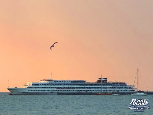 🚢 Туристический теплоход «Сергей Кучкин» сегодня утром прибыл к новому причалу..