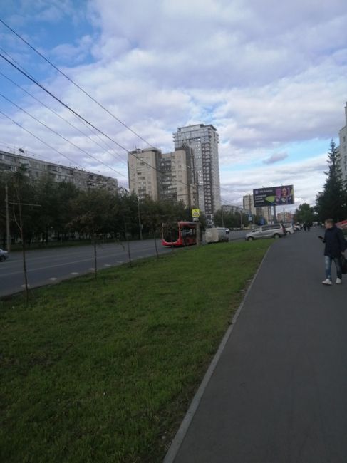 Кстати, по Екатеринбургу уже начал курсировать красный троллейбус. Такая же модель должна начать ездить по..
