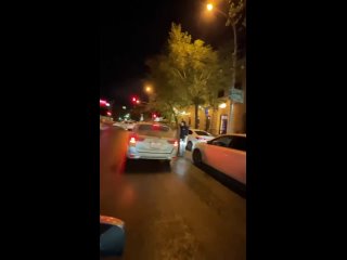 Свой опасный трюк подросток снял на видео

В Новосибирске на улице Серебренниковская в вечернее время..