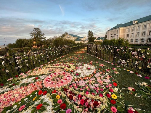 🗣️ Более 450 самых разнообразных цветочных розеток выложили вчера украшатели святой Канавки в Дивеево

Были..