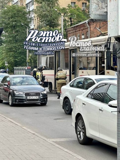 🔥 На Горького/ Кировском загорелся трамвай, что-то случилось с проводкой. На место приехали 12 сотрудников..