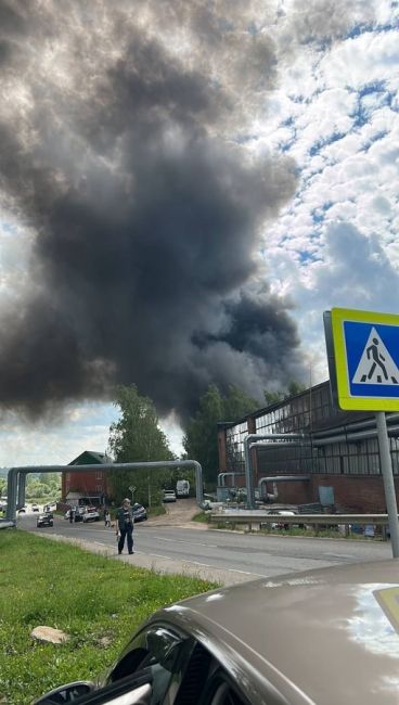 Крупный пожар в подмосковной Яхроме.

Горит склад с резиной и пластиком. Наблюдается сильное задымление,..