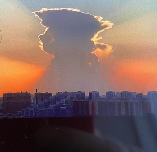 Жители Приморского района заметили в небе большое облако, напоминающее первого президента РФ Бориса..
