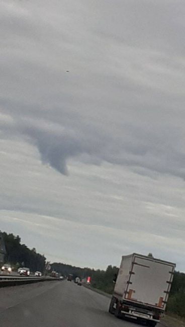 Вот такую облачную воронку заметили горожане сегодня утром над Южным обходом

..